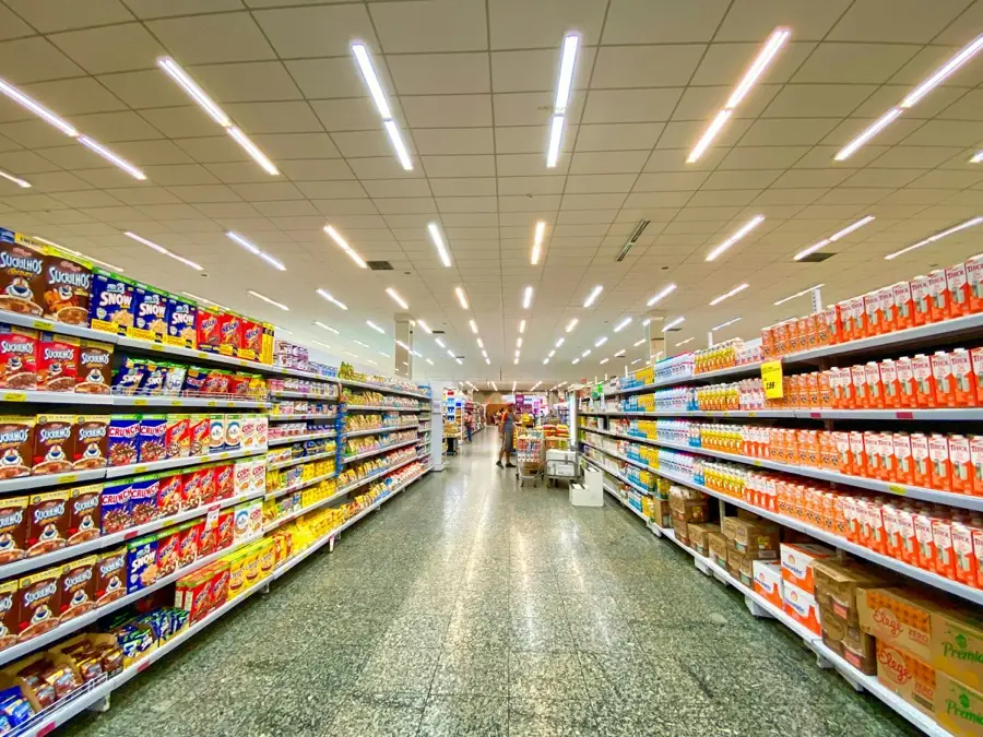 Aydınlık süpermarket koridoru